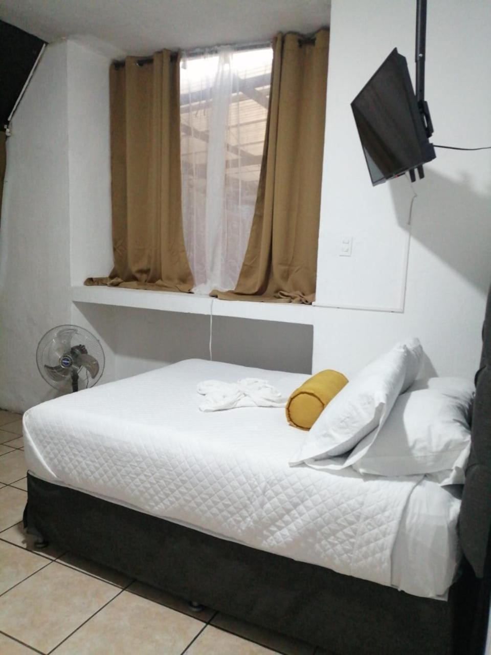 Global Airport Inn Free Shuttle Guatemala City Room photo