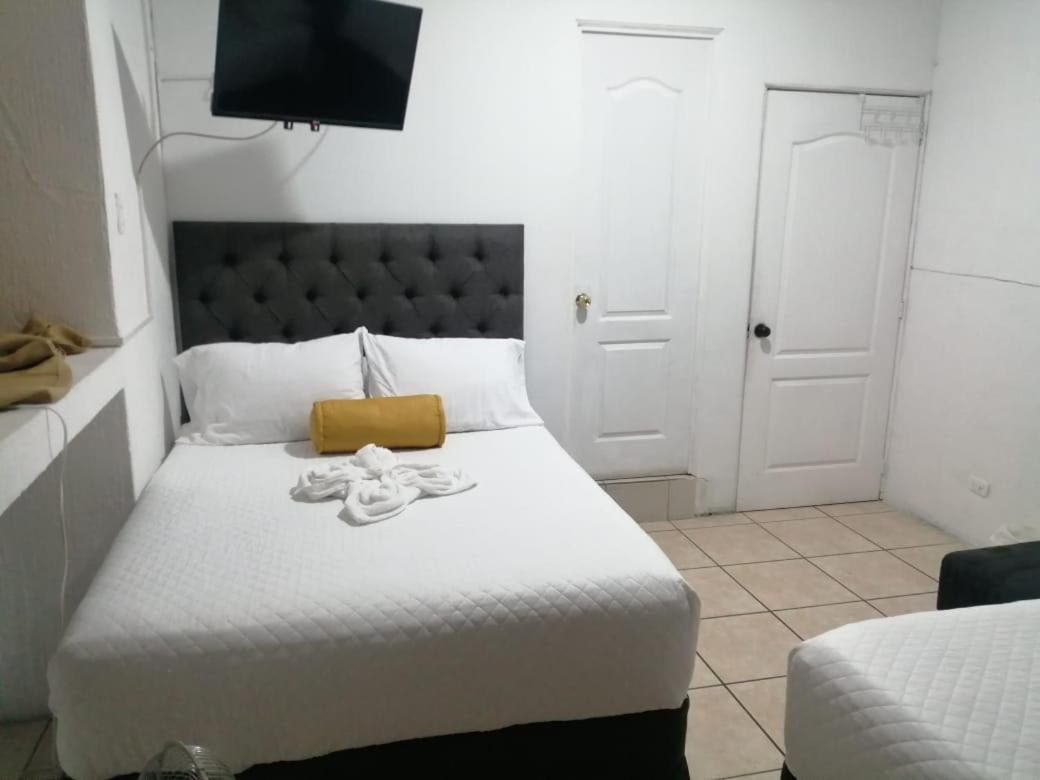 Global Airport Inn Free Shuttle Guatemala City Room photo