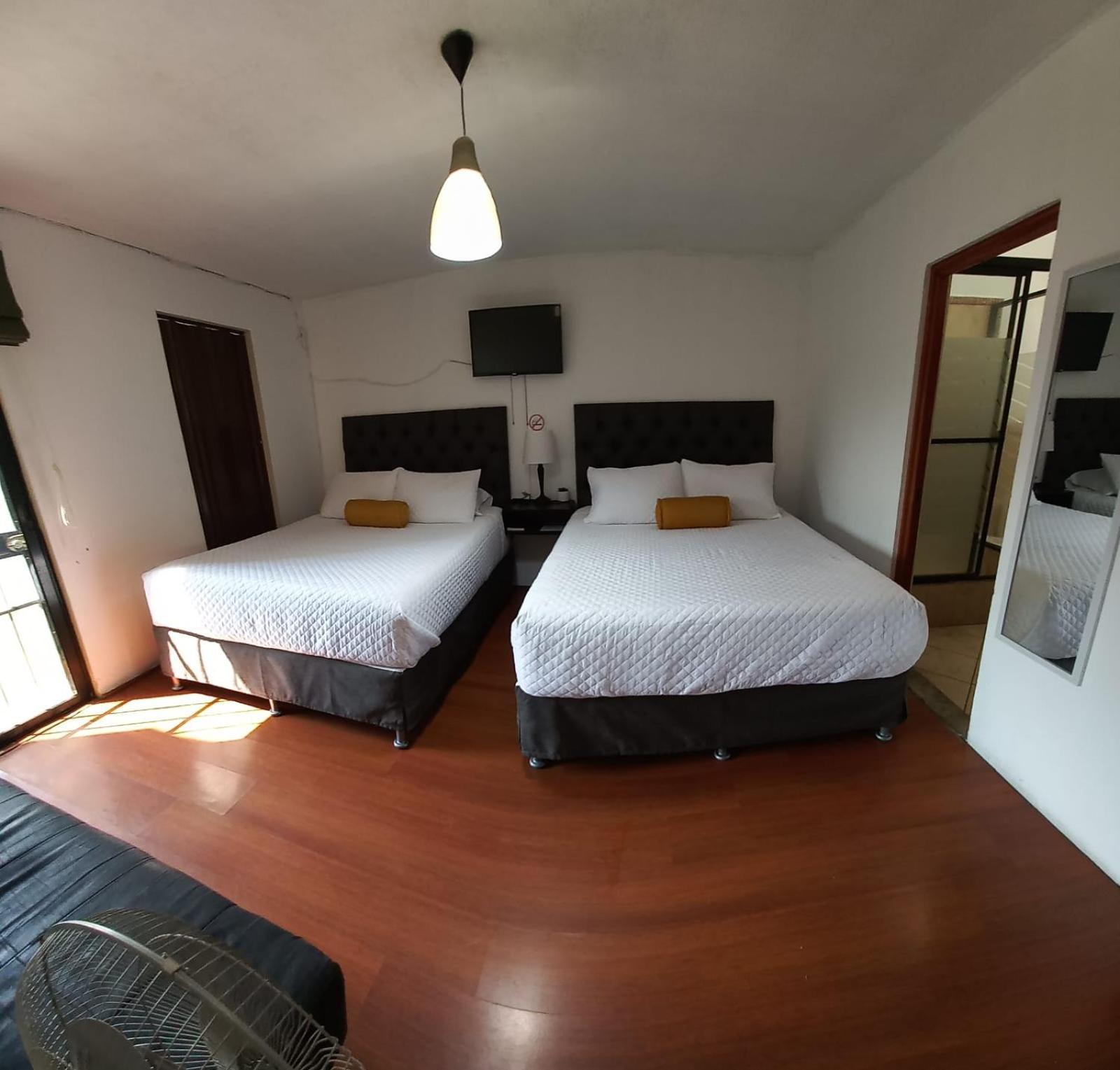Global Airport Inn Free Shuttle Guatemala City Room photo